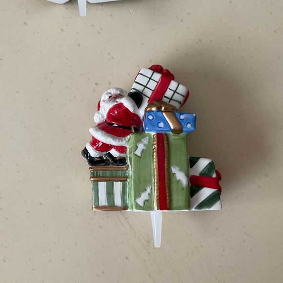 Santa With Stack of Gifts Platter Decoration 🎁 - Picture 6 of 6